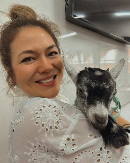 Melina Yasuoka segurando um cabrito recém-nascido no hospital veterinário
